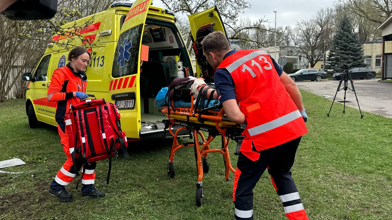 Visi NMPD šoferi trīs gadu laikā kļūs arī par mediķu atbalsta personām Visi NMPD šoferi trīs gadu laikā kļūs arī par mediķu atbalsta personām