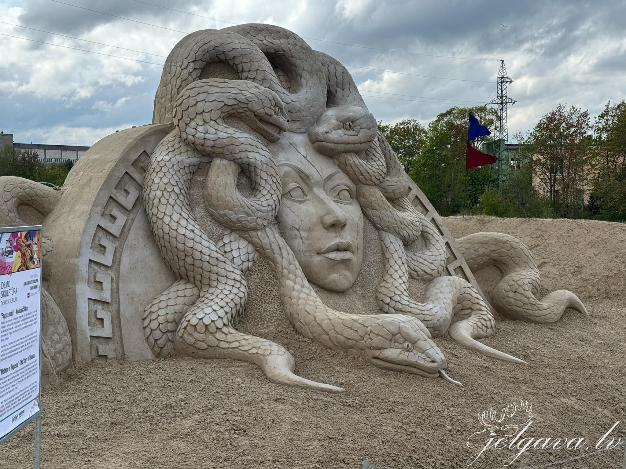 Apmeklētajiem slēgts smilšu skulptūru parks Jelgavā; notiek restaurācijas darbi Apmeklētajiem slēgts smilšu skulptūru parks Jelgavā; notiek restaurācijas darbi