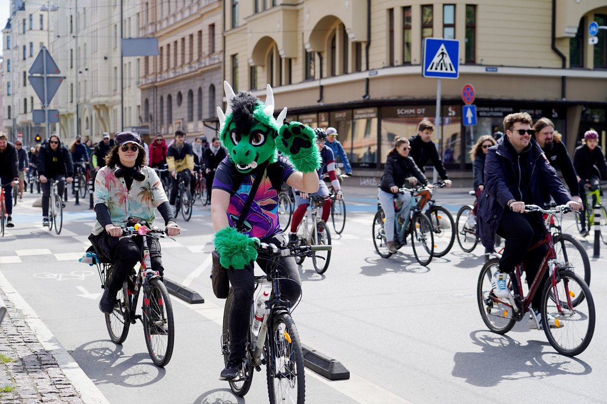 FOTO: Ikgadējais «Kritiskās masas» velobrauciens – šoreiz bez starpgadījumiem