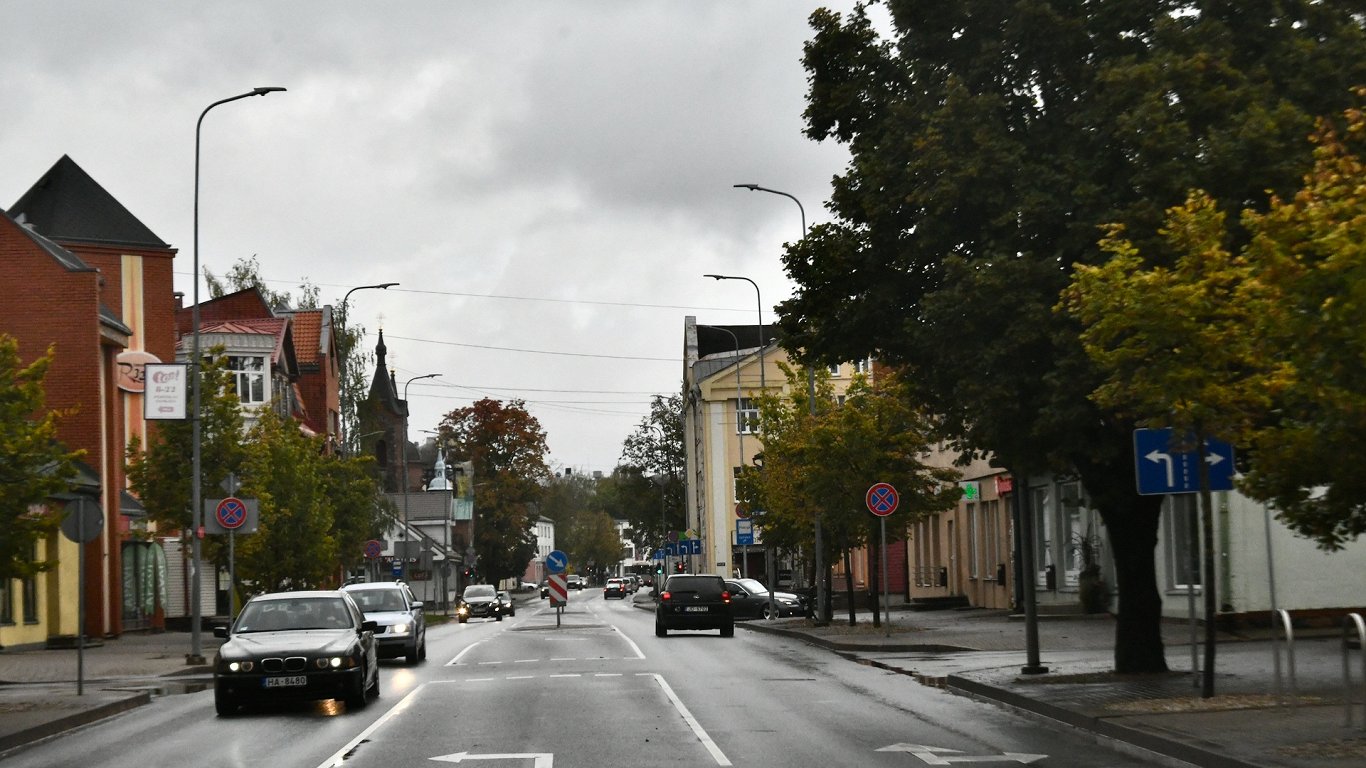 «Izvēlies nākotni!»: Valmieras novadā peļ nesakārtoto tirgu, pašvaldības birokrātiju un ceļus «Izvēlies nākotni!»: Valmieras novadā peļ nesakārtoto tirgu, pašvaldības birokrātiju un ceļus
