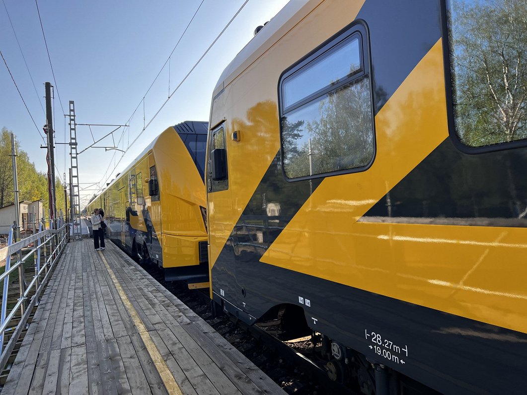 Jaunajos elektrovilcienos problēmas konstatētas ap 300 logu – tie aizsvīst Jaunajos elektrovilcienos problēmas konstatētas ap 300 logu – tie aizsvīst