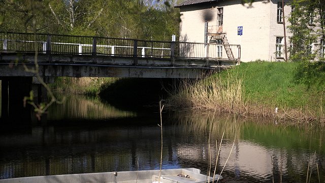 Jaunatklātā Skanstes parka zāliens nosēts ar stikliem – būvnieks sola teritoriju sakopt Jaunatklātā Skanstes parka zāliens nosēts ar stikliem – būvnieks sola teritoriju sakopt