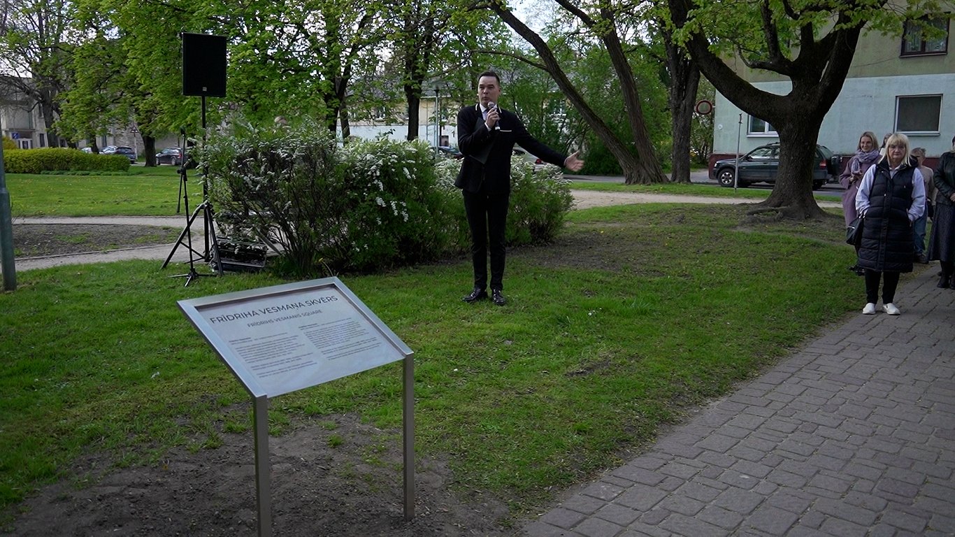 Jelgavā skvēru pārdēvē nozīmīga diplomāta vārdā