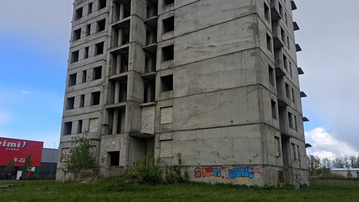Jelgavas pašvaldība gadiem cīnās ar kādas nepabeigtas un likteņa varā atstātas būves īpašniekiem Jelgavas pašvaldība gadiem cīnās ar kādas nepabeigtas un likteņa varā atstātas būves īpašniekiem