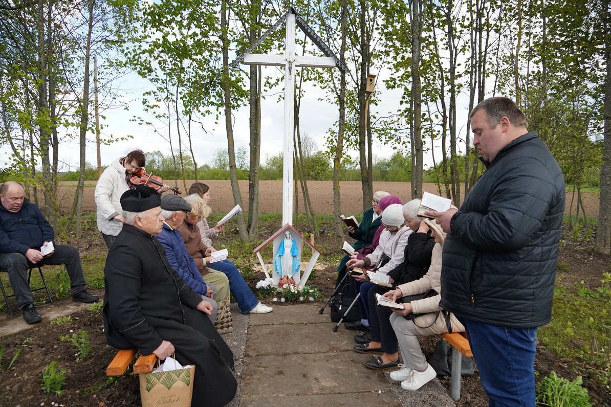 Latgales iedzīvotāji saviem spēkiem atjauno ceļmalu krucifiksus