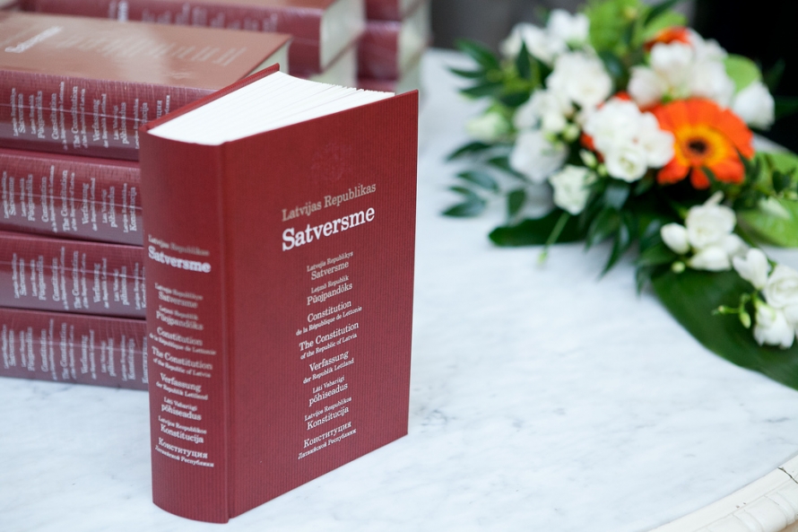 LU profesors: Galvenais nepazaudēt Satversmes ideju – tā grūtā brīdī aizsargā vājāko LU profesors: Galvenais nepazaudēt Satversmes ideju – tā grūtā brīdī aizsargā vājāko