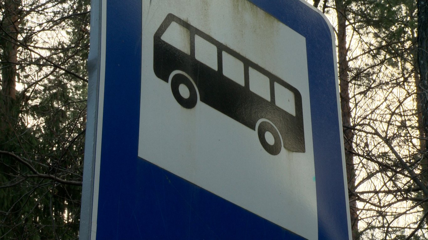 Par kara noziegumu slavināšanu sabiedriskā transporta pieturā – 240 stundu sabiedriskais darbs Par kara noziegumu slavināšanu sabiedriskā transporta pieturā – 240 stundu sabiedriskais darbs