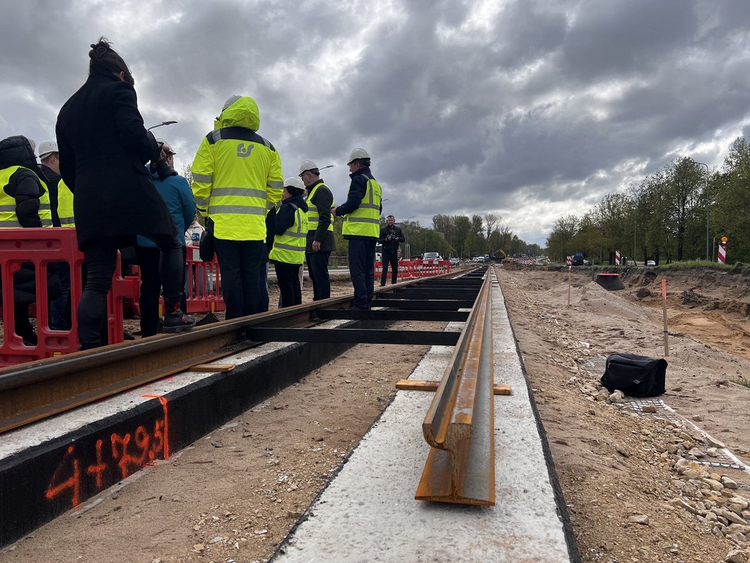 Rīgā uzstāda 40 gadu laikā pirmās jaunās tramvaja sliedes – sāk pagarināt 7. maršruta līniju Rīgā uzstāda 40 gadu laikā pirmās jaunās tramvaja sliedes – sāk pagarināt 7. maršruta līniju