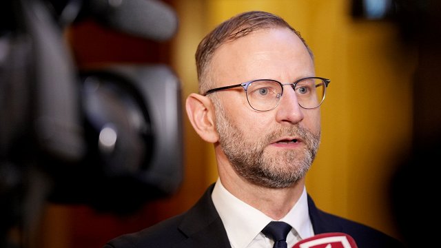 Satiksmes ministrs: Ceļiem jābūt jautājumam numur viens, tiem jānovirza lielāks finansējums Satiksmes ministrs: Ceļiem jābūt jautājumam numur viens, tiem jānovirza lielāks finansējums