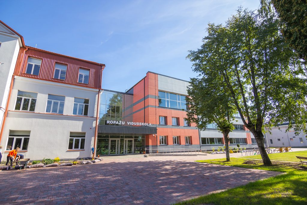 Skolas direktore par IZM lēmumu atlikt skolotāju algu modeļa maiņu: Tā ir haotiska darbība Skolas direktore par IZM lēmumu atlikt skolotāju algu modeļa maiņu: Tā ir haotiska darbība