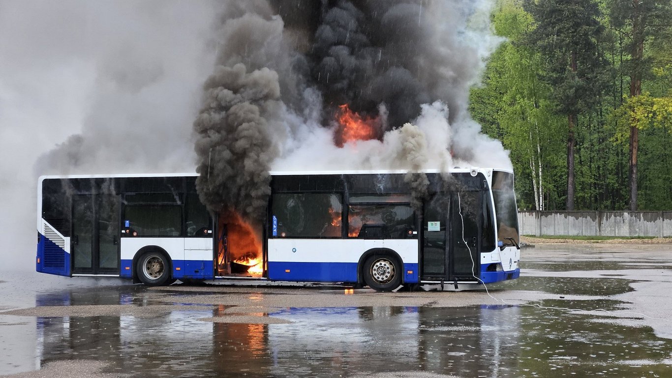 VUGD trenējas litija jona bateriju dzēšanā, izspēlējot slapja elektroskūtera uzliesmošanu autobusā VUGD trenējas litija jona bateriju dzēšanā, izspēlējot slapja elektroskūtera uzliesmošanu autobusā